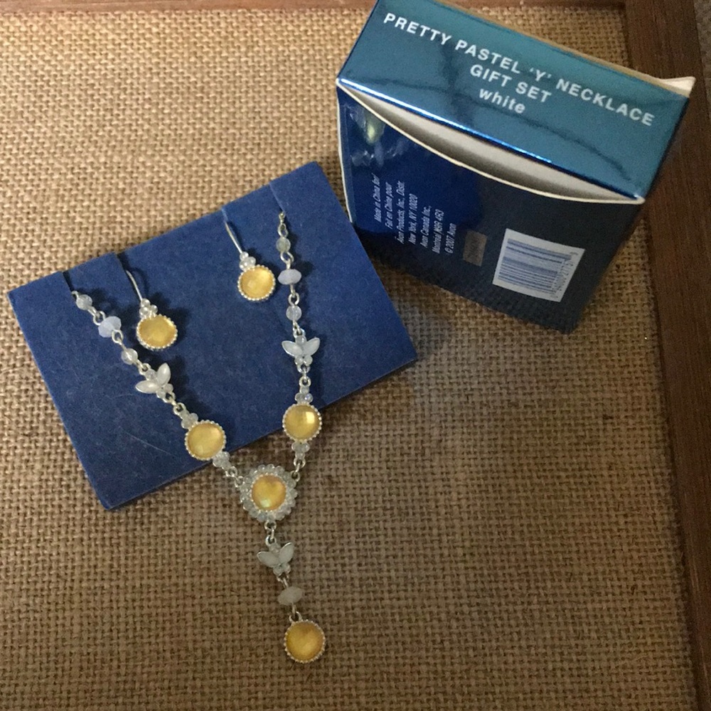 Avon necklace set